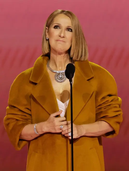 Celine Dion melengkapi penampilannya dengan sebuah kalung pernyataan yang tak kalah memesona. [Foto: Instagram/marieclaireitalia]