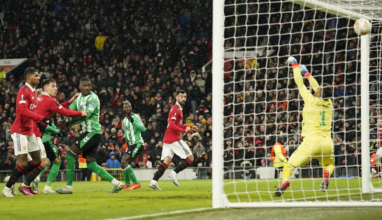 Gelandang Manchester United atau MU, Bruno Fernandes mencetak gol ketiga timnya  ke gawang Real Betis pada leg pertama 16 besar Liga Eropa 2022/2023 di Old Trafford, Jumat dini hari WIB (10/3/2023). Empat gol kemenangan MU dicetak Marcus Rashford, Antony, Bruno Fernandes dan Wout Weghorst. (AP Photo/Dave Thompson)