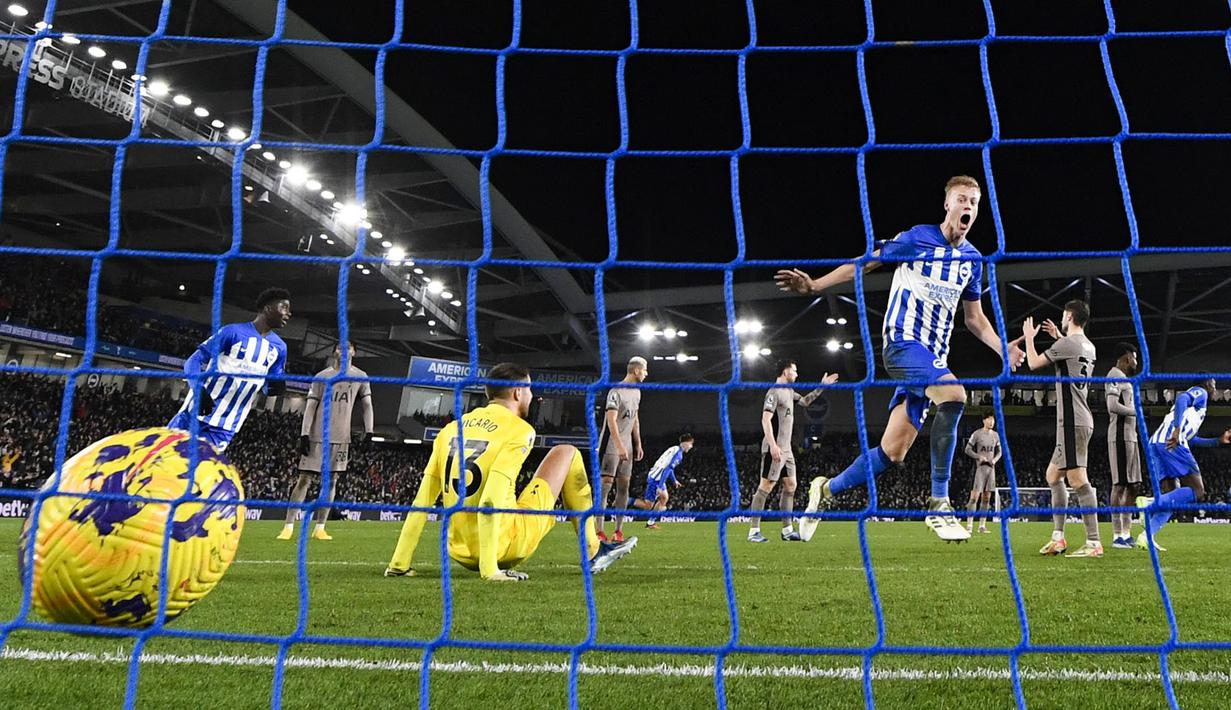 Reaksi kiper Tottenham Hotspur, Guglielmo Vicario (ketiga kiri) setelah gawangnya dibobol oleh pemain Brighton, Pervis Estupinan pada laga lanjutan Liga Inggris 2023/2024 di American Express Community Stadium, Brighton, Inggris, Jumat (29/12/2023) dini hari WIB. (AFP/Glyn Kirk)