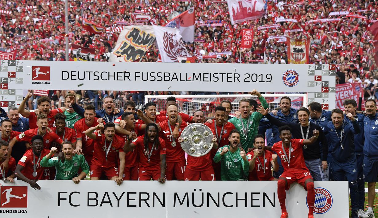 Pemain Bayern Munchen berfoto dengan trofi Bundesliga usai mengalahkan Frankfurt di Allianz Arena, Jerman, Sabtu (18/5). Munchen menang 5-1 atas Frankfurt. (John Macdougall/AFP)