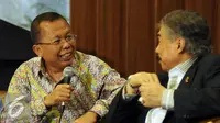 Anggota Komisi III DPR RI Arsul Sani (kiri) berbincang dengan Hakim Agung, Gayus Lumbuun saat diskusi di Kompleks Parlemen RI, Jakarta, Selasa (29/3/2016). Diskusi membahas Rancangan Undang-Undang Jabatan Hakim. (Liputan6.com/Helmi Fithriansyah)