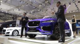 Suasana launching mobil Jaguar F-Pace dan Jaguar XF dalam rangkaian Gaikindo Indonesia International Auto Show 2016 di ICE BSD, Tangerang, Kamis (11/8/2016). (Bola.com/Arief Bagus)