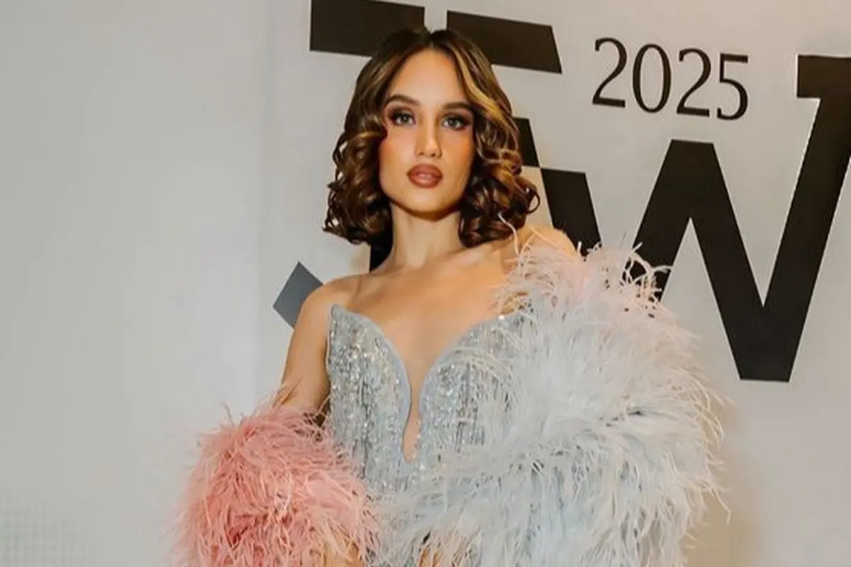 Cinta Laura Kenakan Gaun Mini Dipadukan Selendang Bulu di JFW 2025