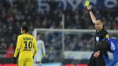 Neymar (kiri) menerima kartu kuning dari wasit, Ruddy Buquet usai melakukan pelanggaran saat melawan Strasbourg (RCSA) pada lanjutan Ligue 1 Prancis di Meinau Stadium, Strasbourg, (2/12/2017). PSG kalah 1-2 dari Strasbourg. (AFP/ Patrick Hertzog)