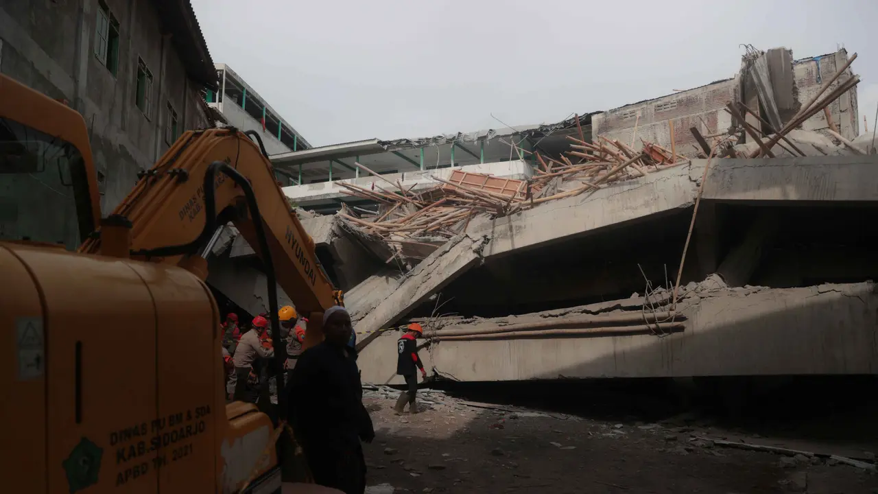 Harap Cemas Keluarga dan Kerabat Menanti Proses Evakuasi Santri di Ponpes Al Khoziny