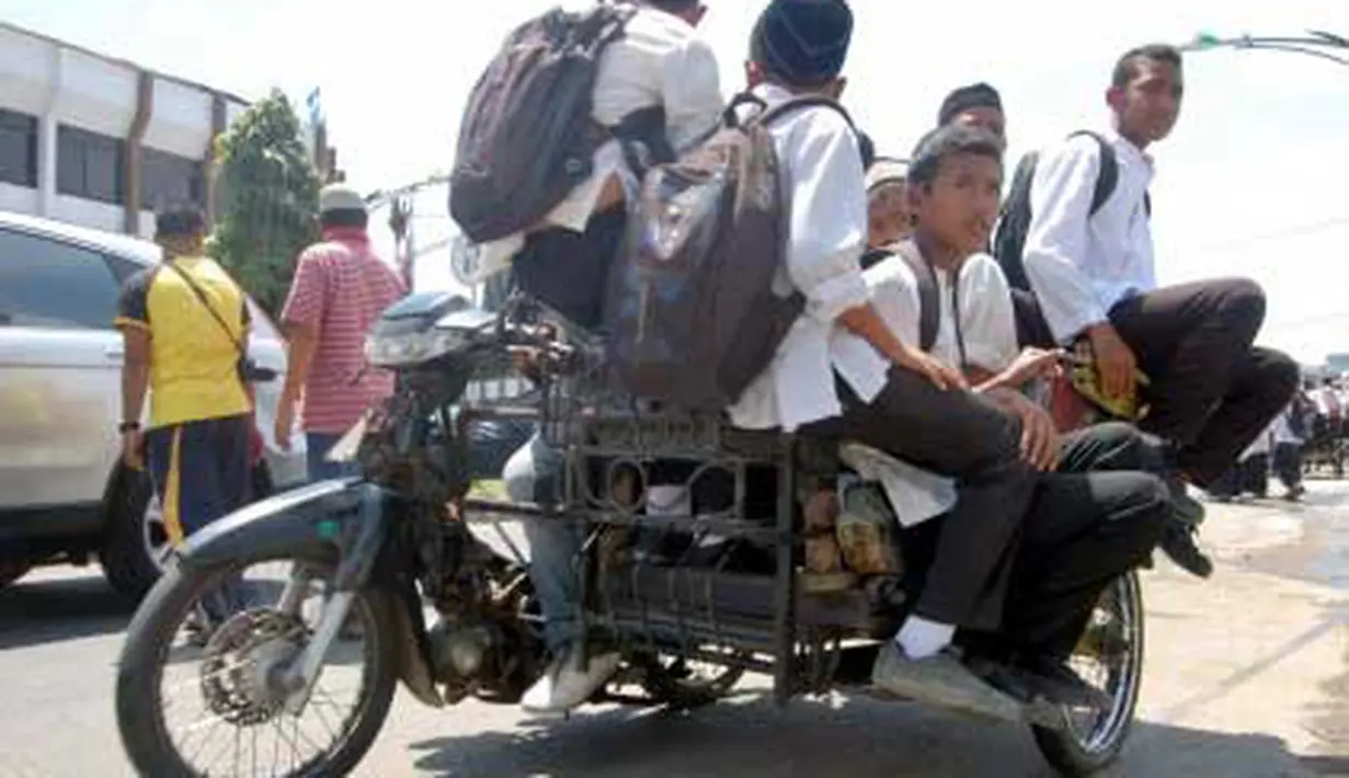 Sejumlah pelajar menaiki Becak Motor (Betor) melebihi kapasitas ...