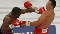 Wladimir Klitschko saat menghindari pukulan dari Bryant Jennings. (AP Photo/Julio Cortez)