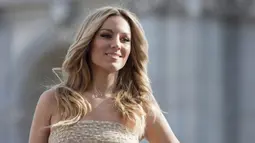 Edurne Garcia Almagro adalah sosok wanita cantik asal Spanyol yang menjadi pujaan hati kiper Manchester United, David De Gea. (AP Photo/Abraham Caro Marin)