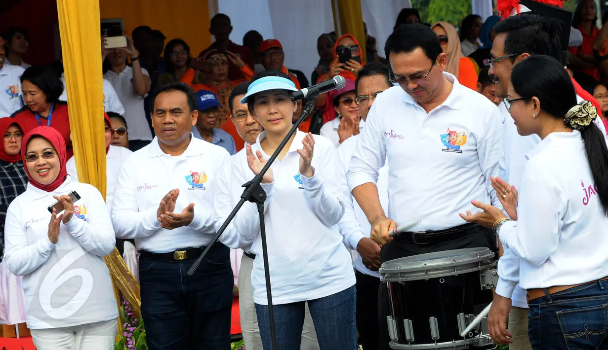 Gubernur DKI Basuki Tjahaja Purnama memukul drum marching band sebagai tanda pembukaan pagelaran Jakarnaval di Monas, Jakarta, Minggu (7/6). Acara ini dalam rangka perayaan HUT Jakarta ke-488. (Liputan6.com/Faisal R Syam)