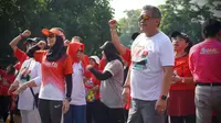 Istri capres nomor urut 3 Ganjar Pranowo, Siti Atikoh Supriyanti, bersama Sekretaris Jenderal DPP PDI Perjuangan (PDIP) Hasto Kristiyanto, melakukan senam bersama ratusan ibu di Kota Semarang, Jawa Tengah. (Foto: Dokumentasi PDIP).