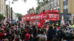 Sejumlah pendukung Arsenal, berkumpul merayakan tim kesayangnya melakukan parade keliling kota usai meraih Piala FA di London, Inggris, (31/5/2015). Arsenal meeraih Trofi piala FA usai mengalahkan Aston Villa 4-0. (REUTERS/Alex Morton)