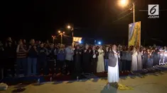 Puluhan warga Gaza menjalankan ibadah salat Tarawih di pinggiran jalan. 