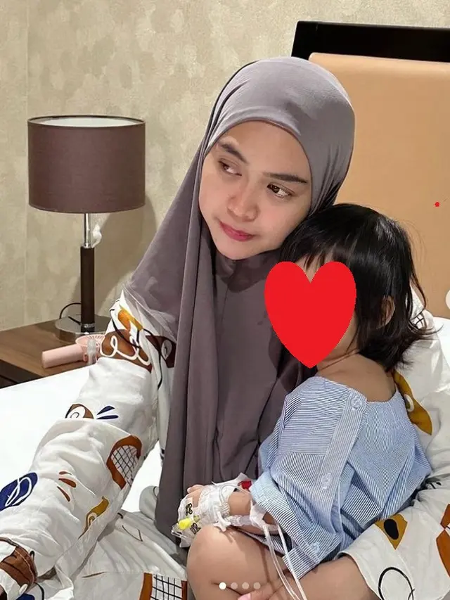Ria Ricis Menjaga Moana di Rumah Sakit