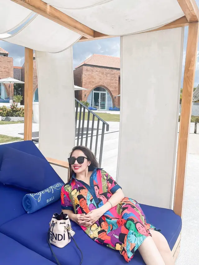 Ikuti Jejak Sang Nenek, Ini 6 Potret Rumy Rach Cucu Elvy Sukaesih