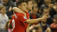 Gelandang serang Liverpool, Philippe Coutinho (kiri), teprilih sebagai Pemain Terbaik Liverpool 2015-2016. Pemain berusia 23 tahun itu juga meraih tiga gelar lain, pada malam penghargaan Liverpool, Jumat (13/5/2016) dini hari WIB.  (Reuters/Carl Recine)