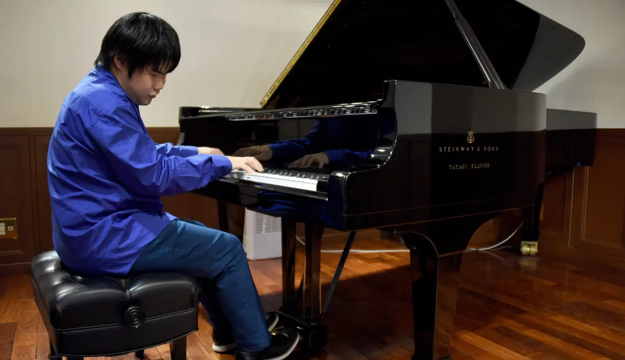 Seorang pianis tuna netra, Nobuyuki Tsujii bermain piano saat sesi wawancara dengan AFP di sebuah studio di Tokyo (28/9). Karena kehebatannya memainkan piano layaknya Ludwig Van Beethoven, ia disebut-sebut Beethoven asal Asia. (AFP Photo/Toru Yamanaka)
