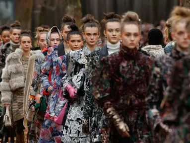 Sejumlah model berjalan memperagakan busana kreasi Chanel untuk koleksi pakaian fall / winter 2018/2019 di Paris, Prancis (6/3). (AP Photo / Thibault Camus)