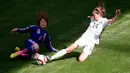 Gelandang Jepang, Mizuho Sakaguchi (kiri) berebut bola dengan gelandang Morgan Brian di final Piala Dunia wanita di BC Place, Vancouver, Kanada, Senin (6/7/2015). Amerika mengalahkan Jepang dengan skor 5-2. (Reuters/Erich Schlegel)