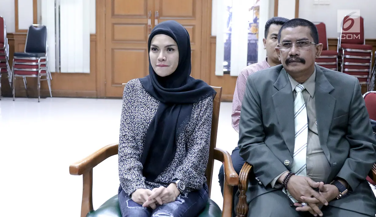 Aktris Nikita Mirzani menjalani sidang isbat dan perceraian pernikahan sirinya dengan pengusaha Dipo Latief di Pengadilan Agama Jakarta Selatan, Rabu (29/8). Dipo Latief mangkir dan hanya diwakili kuasa hukumnya. (Liputan6.com/Immanuel Antonius)