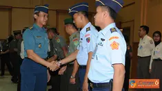 Citizen6, Cilangkap: Dalam Upacara Pembukaan tersebut Ketua PPWI memberikan buku  kepada Puspen TNI sebagai wujud hubungan yang telah terjalin dengan baik. (Pengirim: Badarudin Bakri)