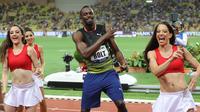Usain Bolt menari bersama wanita-wanita cantik usai menjuarai kejuaraan atletik lari 100m Diamond League di Stadium Louis II, Monaco, (21/7). Usain Bolt mencatat waktu 9,95 detik dalam kejuaraan tersebut. (AFP Photo/Yann Coatsaliou)