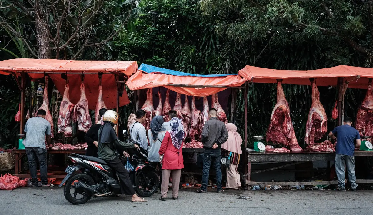 Lonjakan kebutuhan daging berkaitan dengan tradisi meugang, yakni memasak dan menyantap daging bersama-sama dengan keluarga yang dilakukan sehari menjelang bulan Ramadan. (YASUYOSHI CHIBA/AFP)