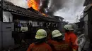 Pemukiman penduduk di belakang Bioskop Grand Senen, Jakarta Pusat mengalami kebakaran , Jakarta, Senin(19/1/2015).  (Liputan6.com/Miftahul Hayat)