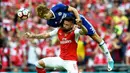 Striker Arsenal, Olivier Giroud, duel udara dengan bek Chelsea, Marcos Alonso  pada laga final Piala FA di Stadion Wembley, Sabtu (27/5/2017). Arsenal menang 2-1. (EPA/Facundo Arrizabalaga)