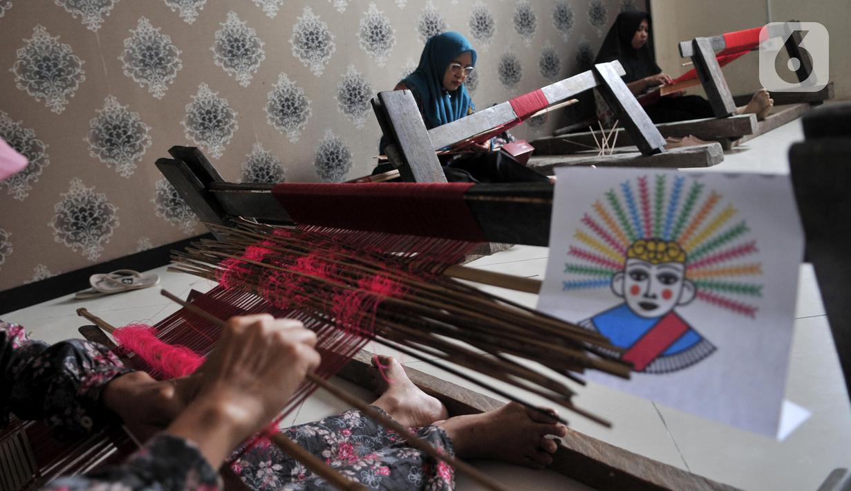 Warga menyelesaikan pembuatan tenun bertema ondel-ondel saat Pelatihan Tenun Betawi di Rusun Jatinegara Barat, Jakarta, Rabu (6/11/2019). Dekranasda DKI Jakarta memberikan Pelatihan Tenun Betawi kepada warga rusun Jatinegara Barat sejak 29 Oktober-20 November 2019. (merdeka.com/Iqbal Nugroho)