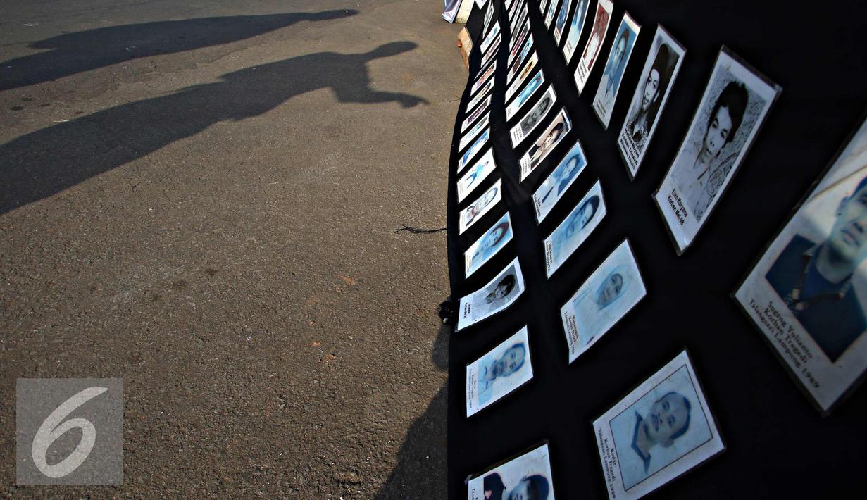 Jaringan Solidaritas Korban untuk Keadilan (JSKK) melakukan aksi Kamisan ke-436 di depan Istana Negara, Jakarta, Kamis (24/3). Aksi tersebut sekaligus memperingati Hari Internasional untuk Hak. (Liputan6.com/Immanuel Antonius)