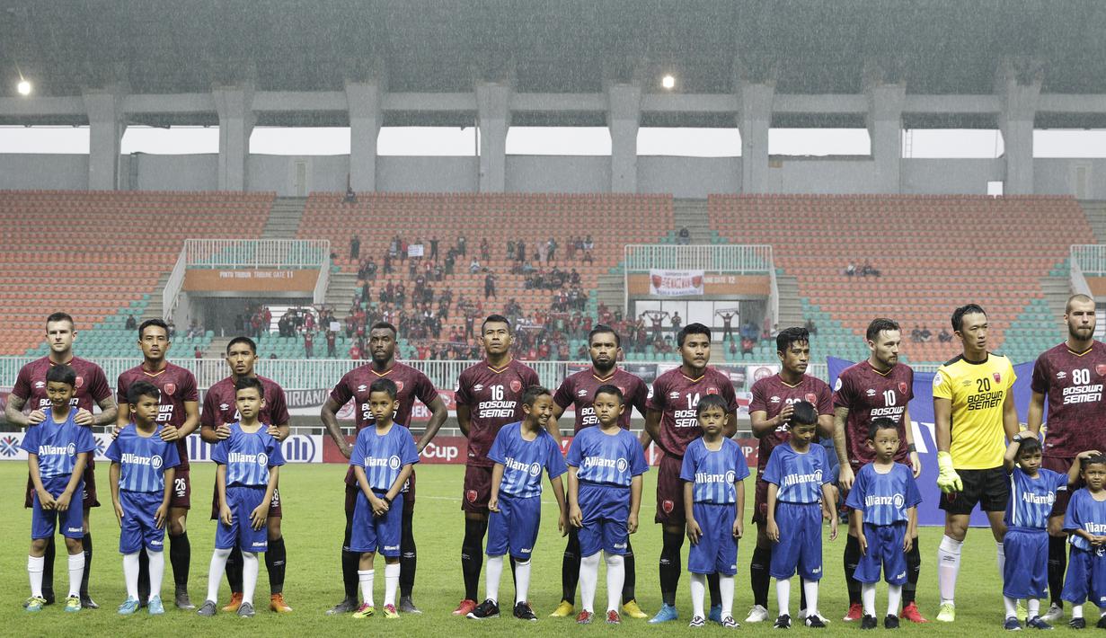 Sejumlah anak-anak dari suporter PSM Makassar menjadi pendamping saat laga Piala AFC melawan Home United di Stadion Pakansari, Bogor, Selasa (30/4). Kesempatan ini diberikan oleh Allianz sebagai salah satu sponsor. (Bola.com/Yoppy Renato)