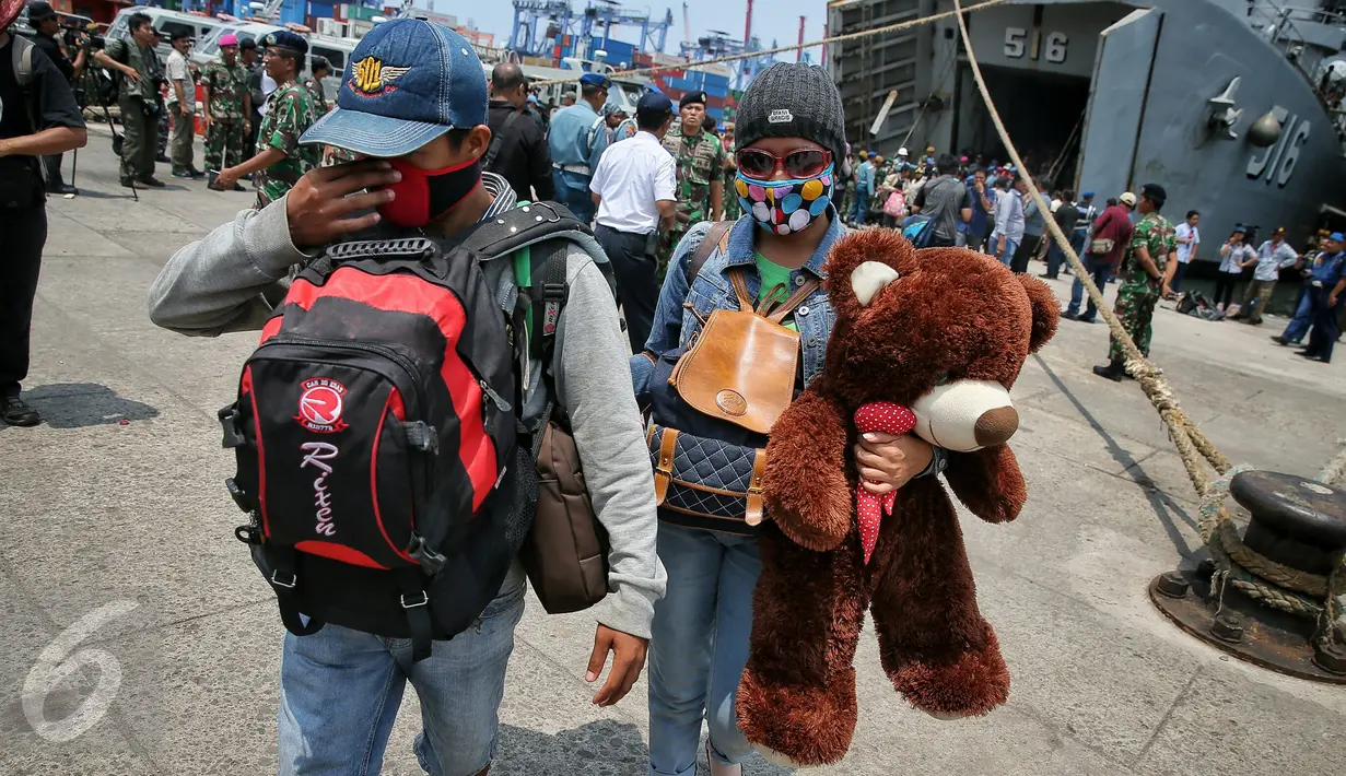 Keluarga ex Gafatar berjalan saat tiba di Dermaga Kolinlamil Tanjung Priok, Jakarta, Rabu (27/01). Warga eks Gafatar nantinya akan dibawa ke Rumah Aman Buperta Cibubur, Jakarta Timur. (Liputan6.com/Faizal Fanani)