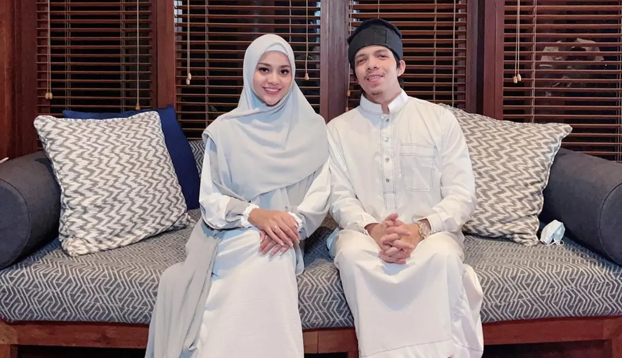 Kekompakan Aurel dan Atta memang jangan diragukan lagi. Sebagai pasangan suami istri baru, keduanya selalu kompak pamer keharmonisan. Seperti saat mereka tampil serasi dengan mengenakan busana muslim. (Liputan6.com/IG/@attahalilintar)