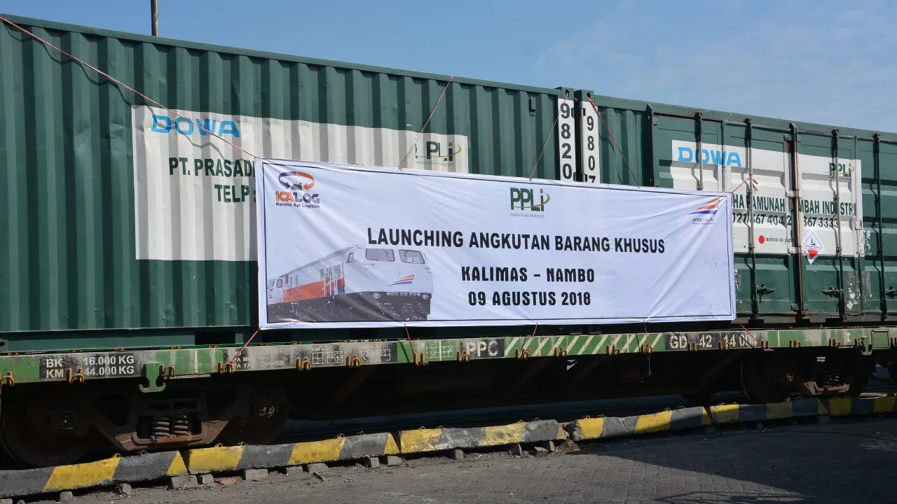 Angkutan limbah dengan moda kereta api merupakan wujud sinergi. Dok KAI
