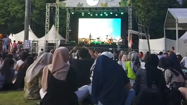Masyarakat yang hadir menonton live musik dari Kuba Skowronski pemain jazz saksofon (Liputan6.com/ Linda Sapira)