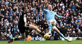Pemain Manchester City, Erling Haaland, mencetak gol ke gawang Everton pada laga Premier League 2023/2024 pekan 24 di Stadion Etihad, Sabtu (10/2/2024). City menang dengan skor 2-0. (AFP/Darren Staples)