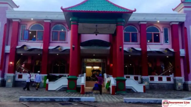Melihat Masjid Cheng Ho dari Dekat