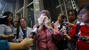 Seorang wanita keluarga korban menangis mendapat kepastian tentang jatuhnya pesawat MH-17 di Bandara Internasional Kuala Lumpur, Malaysia, Jumat (18/7/14).(REUTERS/Samsul Said)