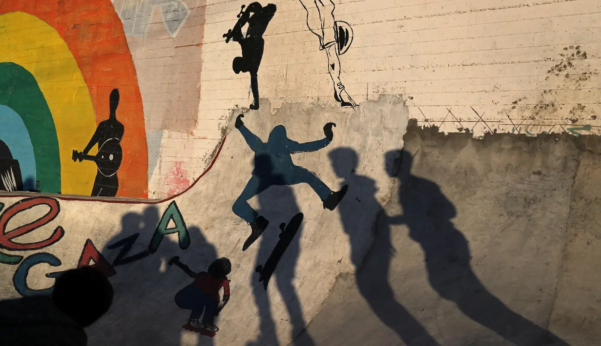 Bayangan anggota Gaza Skate Team ketika mempraktekkan keterampilan skateboard dan sepatu roda di sebuah pelabuhan di Kota Gaza pada 8 Maret 2019. Mengambil nama “Gaza skate team”, kelompok yang beranggotakan 20 remaja itu menggelar latihan mingguan yang dipandu dua pelatih. (REUTERS/Mohammed Salem)