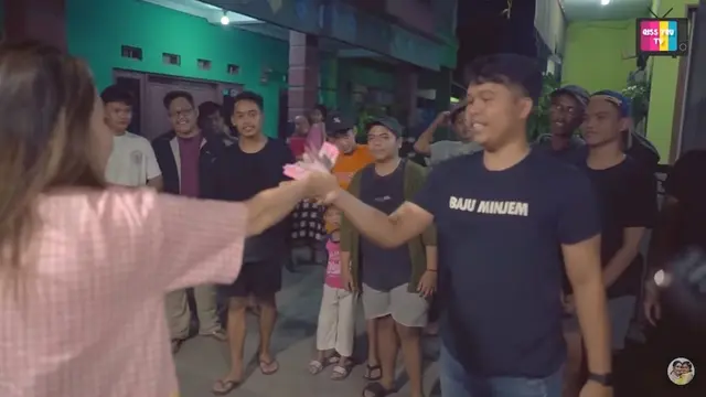 7 Potret Ayu Ting Ting Ikut Keliling Kampung Bangunkan Orang Sahur, Seru Banget