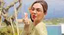 Bunda Corla dikenal biasa tampil santai dengan busana apa adanya itu kini tampil anggun dalam balutan kebaya. Bunda Corla tampak mencuri perhatian mengenakan kebaya Bali. Menariknya, penampilannya tersebut dinilai netizen sudah mirip seperti gadis Bali. (Liputan6.com/IG/@corla_2)