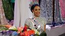 Keysi Sayago tersenyum sambil memegang bunga usai meraih Miss Venezuela 2016 di Caracas, Venezuela, (5/10). Keysi Sayago juga terpilih sebagai Miss Sonrisa dan Miss Actitud. (REUTERS/Marco Bello)