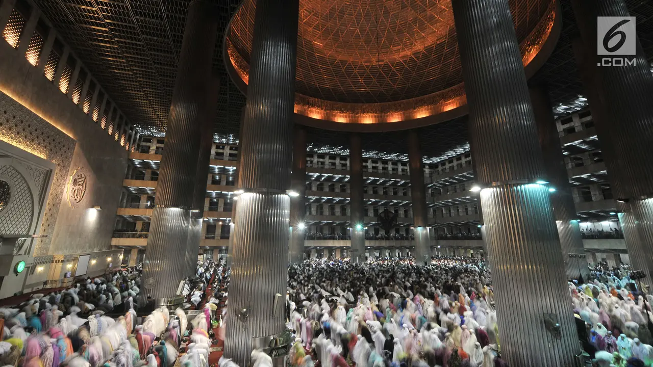Khusyuk, Ribuan Jemaah Salat Tarawih Pertama di Masjid Istiqlal