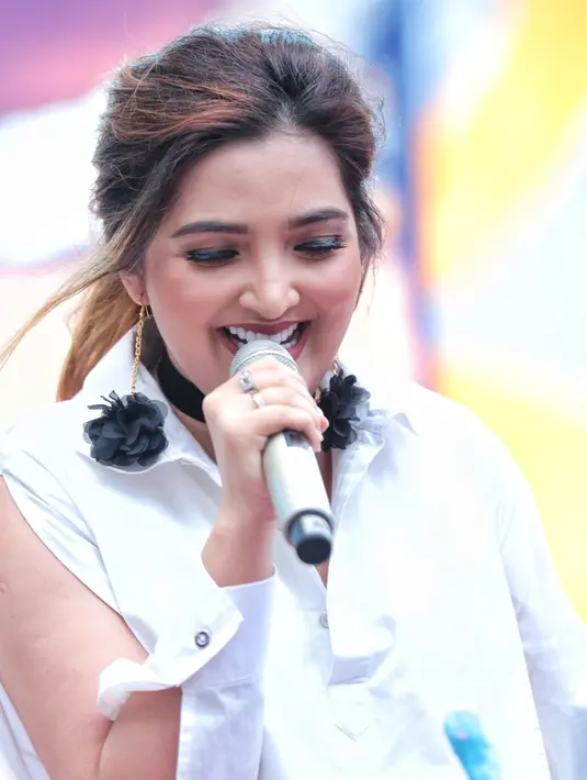 "Kalau aku lagi sibuk urus Arsy dan Arsya, mereka ngedumel, 'makin lupa sama kita', lebay banget mereka," ungkap Ashanty, di kawasan Grogol, Jakarta Barat, Jumat (3/2/2017). (Adrian Putra/Bintang.com)