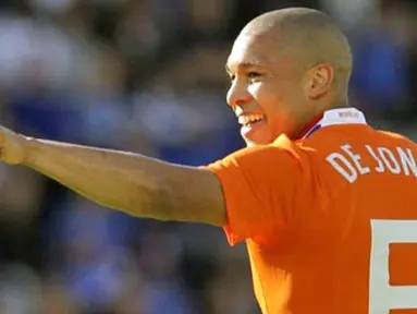 Nigel de Jong of The Netherlands celebrates his 1-0 against Iceland, during their World Cup 2010 qualification match from Group 9 at Laugardalsvollur Stadium in Reykjavik, Iceland, on June 6, 2009. AFP PHOTO/KOEN VAN WEEL