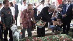 Presiden pertama Timor Leste Xanana Gusmao (kanan) didampingi Ilham Habibie menaburkan bunga saat berziarah ke makam Presiden ke-3 RI BJ Habibie di TMP Kalibata, Jakarta, Minggu (15/9/2019). Xanana dan perwakilan rakyat Timor Leste memanjatkan doa untuk Habibie. (merdeka.com/Iqbal Nugroho)