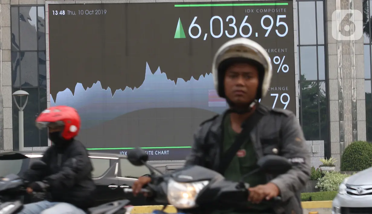 Pengendara mobil dan sepeda motor melintas dekat layar pergerakan Indeks Harga Saham Gabungan (IHSG) di Jakarta, Kamis (10/10/2019). Sebanyak 187 saham menguat dan 150 saham diam di tempat. (Liputan6.com/Angga Yuniar)