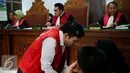 Hengky Kawilarang berbincang dengan kuasa hukumnya saat sidang putusan di Pengadilan Negri Jakarta Selatan, Kamis (27/8/2015). Dalam sidang putusan tersebut, Hengki terbukti bersalah melakukan penggelapan uang milik Jeng Ana. (Liputan6.com/Faisal R Syam)