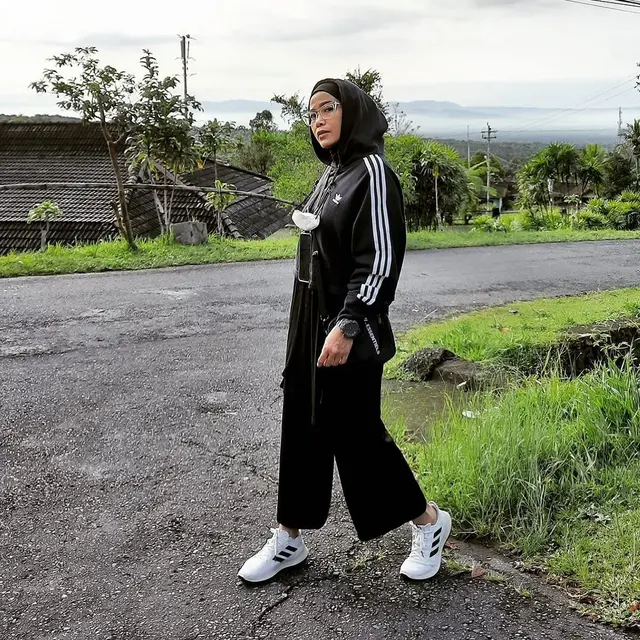 6 Gaya OOTD Trinil Moeby Ibu Hanggini, Tak Kalah Kece dari Sang Anak