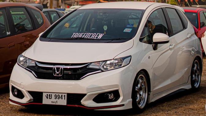 Cukup mengganti velg dan sedikit menurunkan suspensi bisa membuat Honda Jazz tampil lebih sporty ala racing concept look.  (Sumber: Instagram/@gk.usaum)